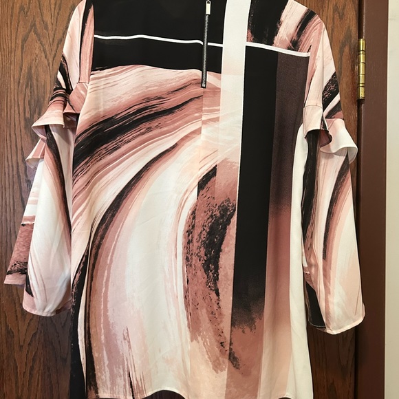 Womens blouse size 1 X with zipper detailing in back and detailing in sleeves - Picture 2 of 5